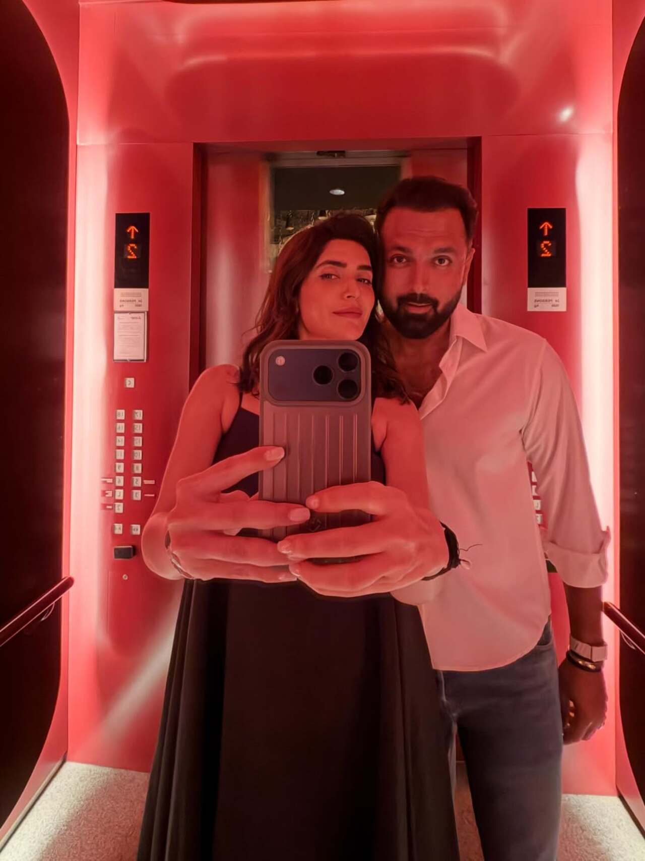 Karishma Tanna shared a selfie with Varun Dhawan, where she is seen dressed in a chic black midi dress.&nbsp;