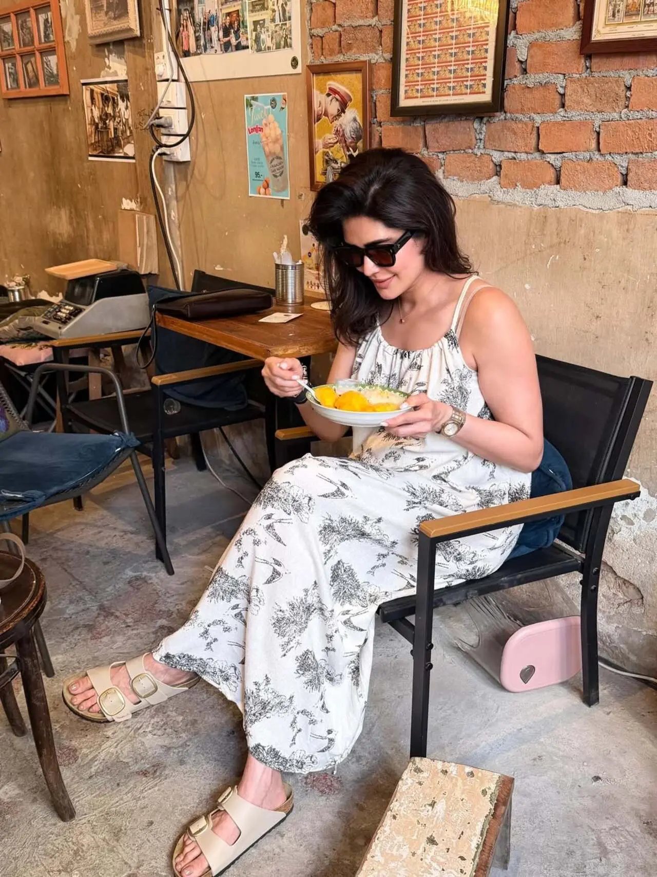 Satiating her pregnancy cravings, she was seen gorging on delicious mangoes and Thai sticky rice, exploring local cuisine.