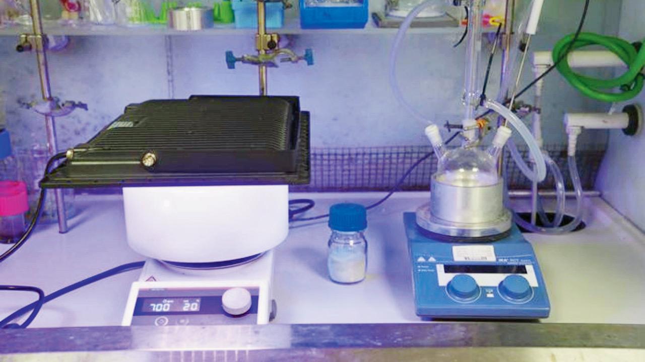 Solar reactor converts plastic waste into hydrogen fuel, chemicals