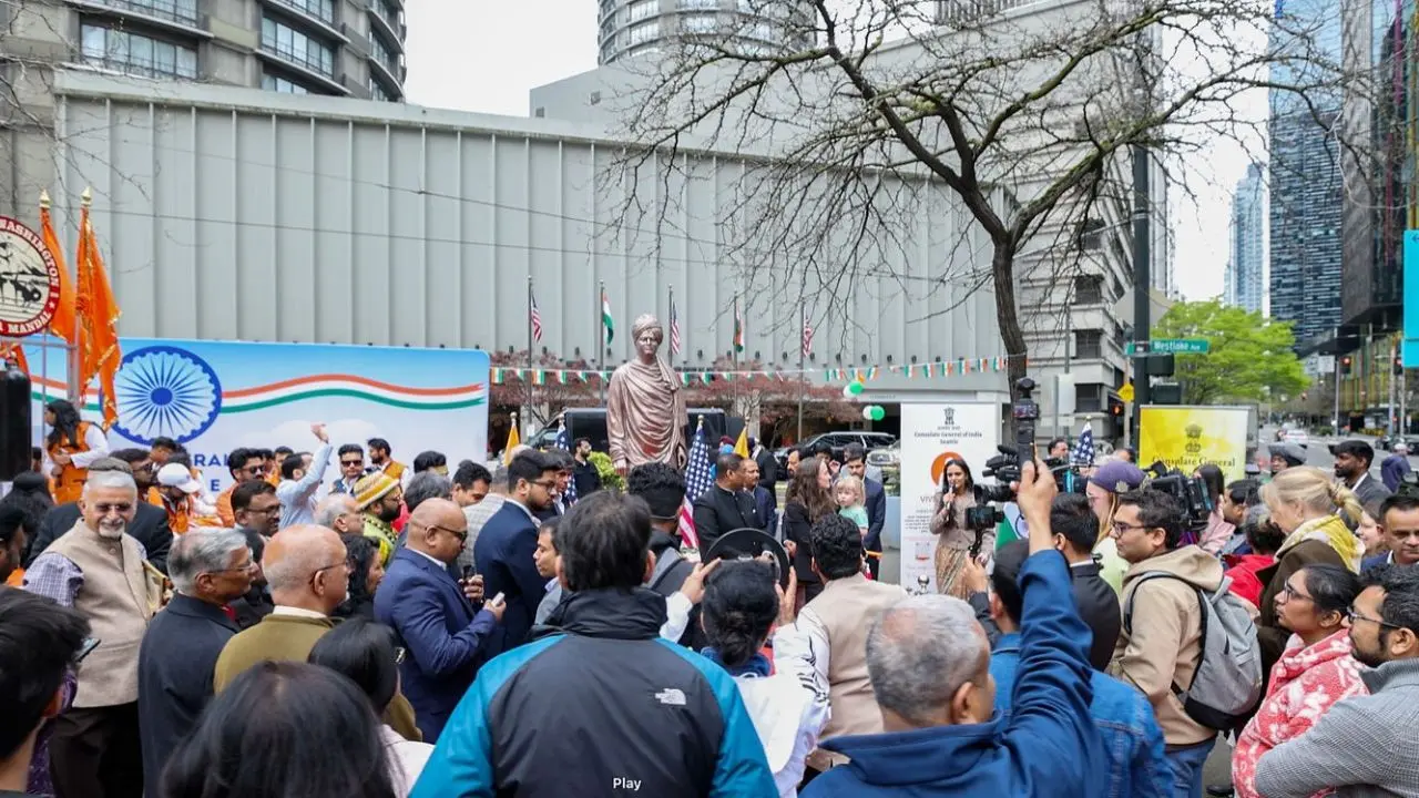 Located at the bustling Westlake Square, which sees over 400,000 visitors daily, the monument stands near prominent landmarks including the Amazon headquarters 'Spheres', the Seattle Convention Centre and the Seattle Centre Monorail.