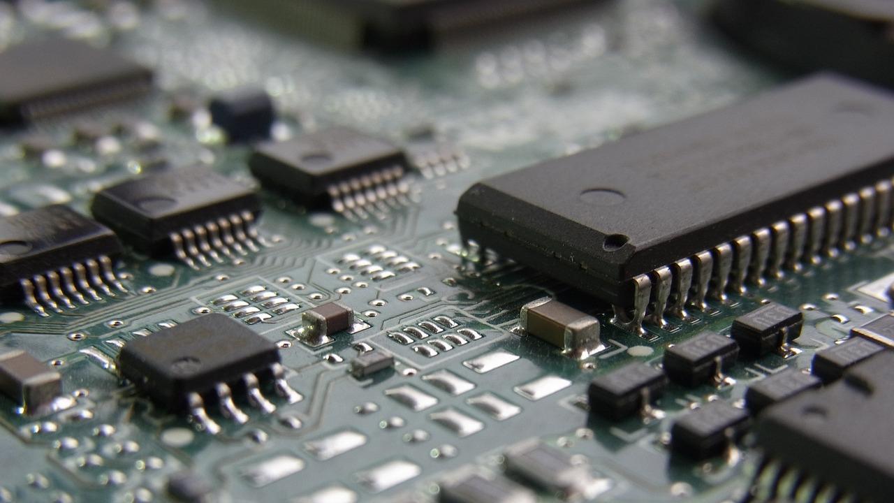 Scientists trap light in layer 1,000 times thinner than hair: Study