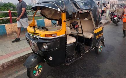Damaged autorickshaw after the head-on collision on Kalwa flyover. PIC/TMC