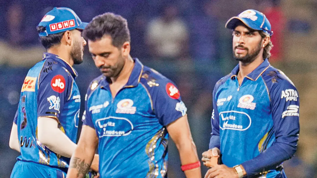 MI players wear a dejected look after their loss to DC on Saturday