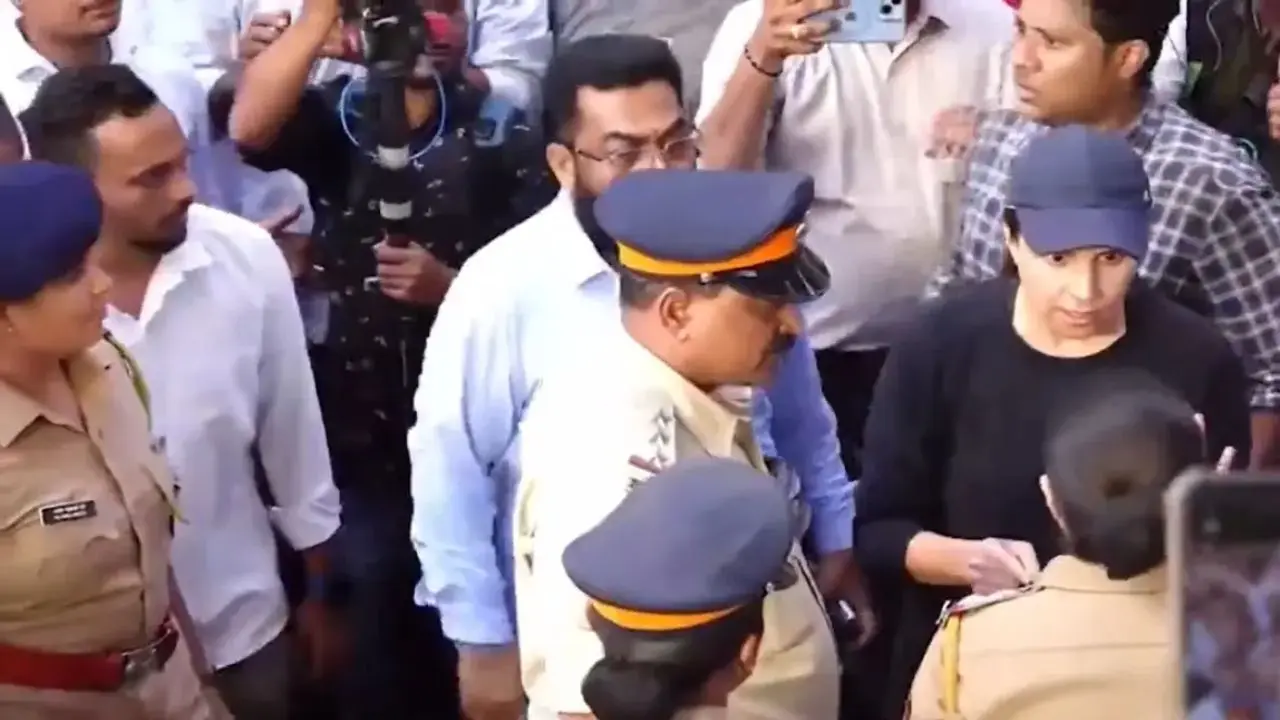 Woman slamming BJP Minister Girish Mahajan during the BJP protest (File pic)