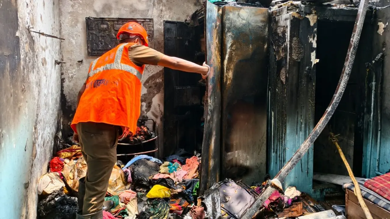 Fire at Bhoir chawl  (Pic/Special Arrangement)