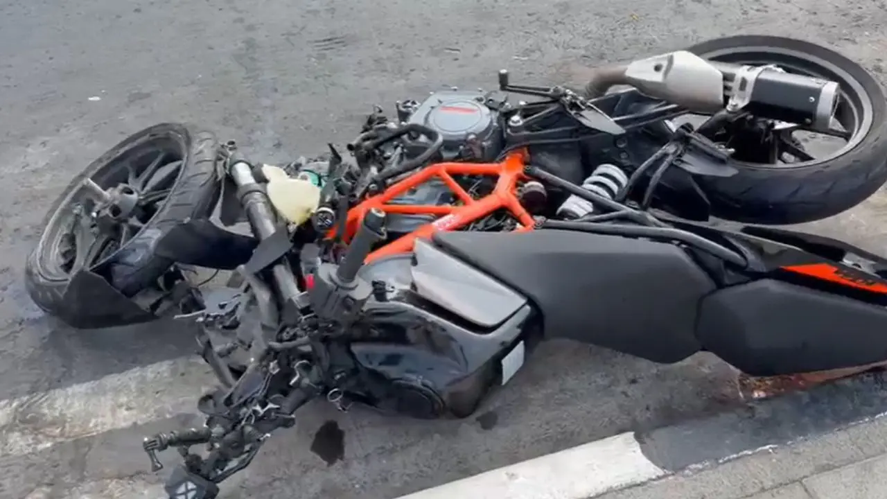 Bike lies at the scene of the Marine Drive accident after accident. (Pic/Special arrangement)