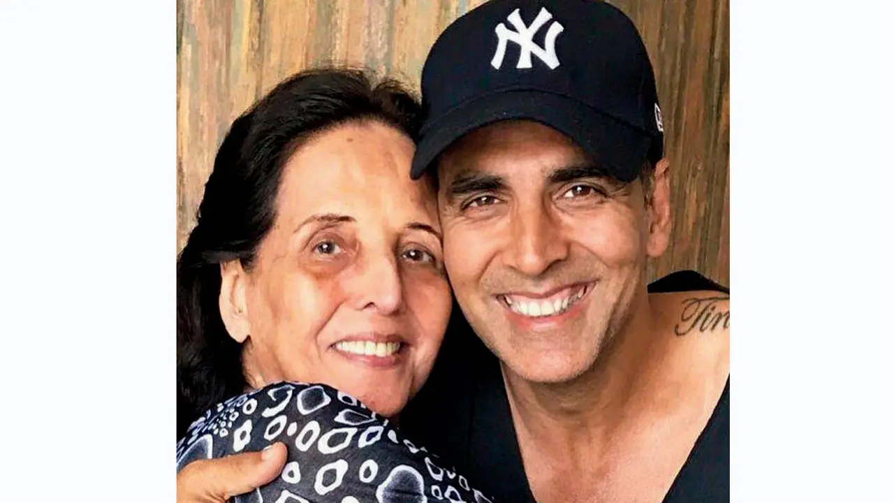 Akshay Kumar with his mother Aruna Bhatia