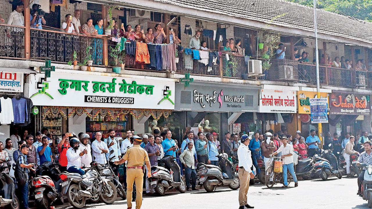 A large crowd gathered on the streets of Mumbai to bid a final farewell to the legendary singer. (Pic/Sayyed Sameer Abedi)