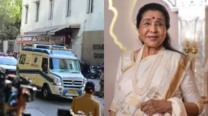 Photos: Asha Bhosle’s mortal remains brought to her Mumbai residence