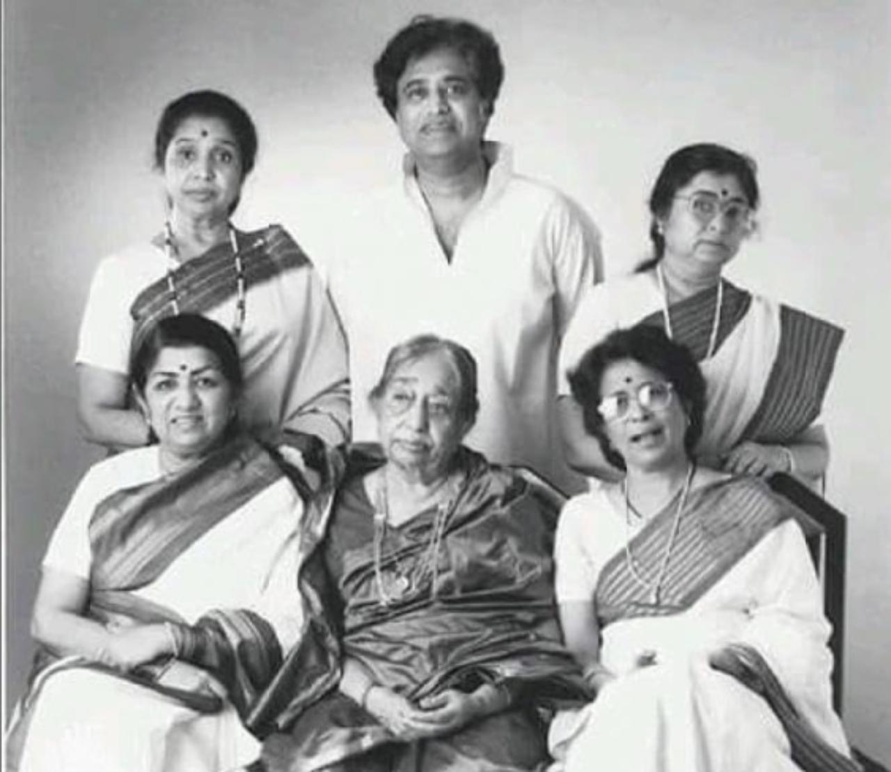 In this pic, the melody queen is seen having a happy time with siblings Hridaynath Mangeshkar, Lata Mangeshkar, Usha Mangeshkar, and Meena Mangeshkar.