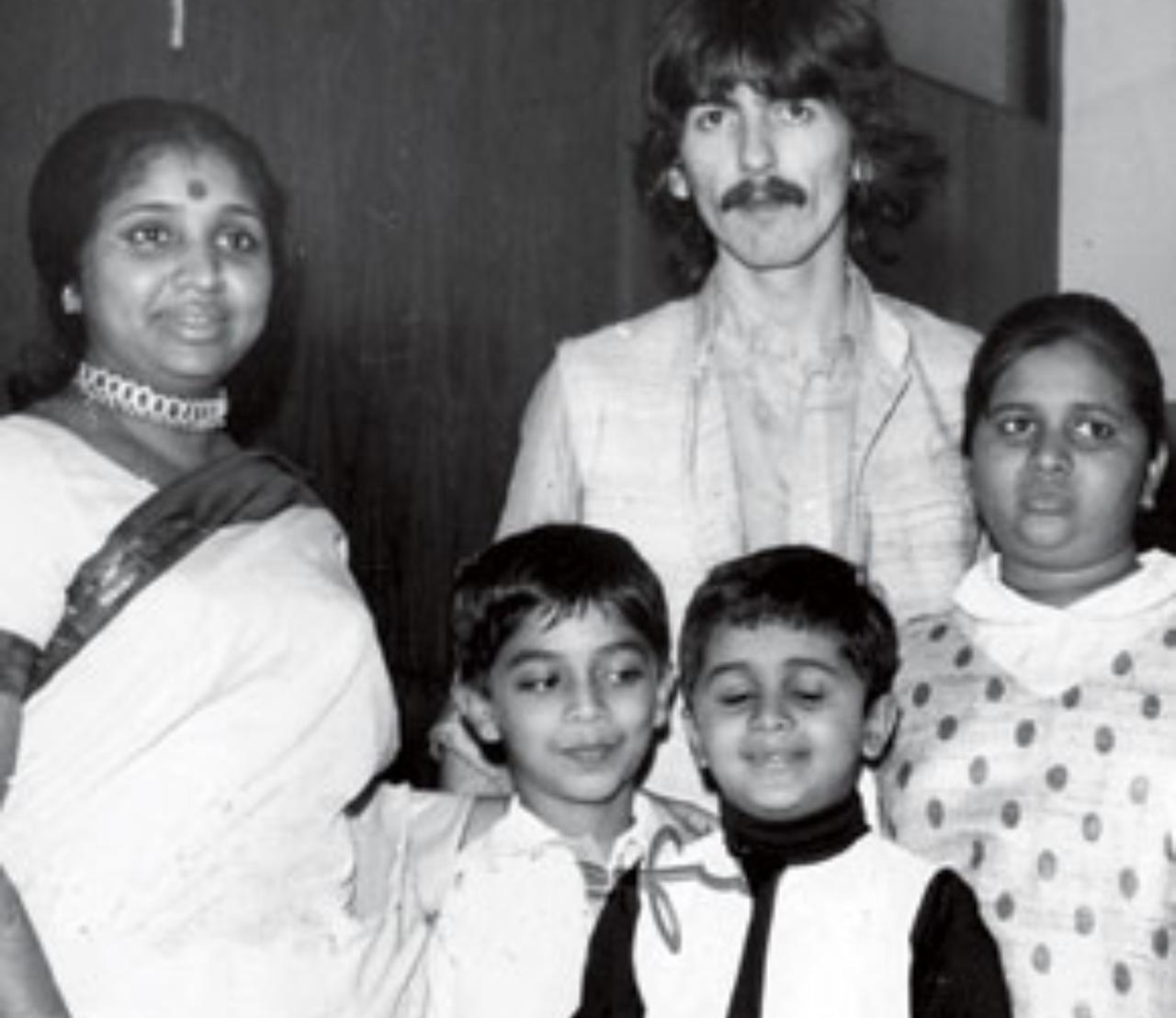 At the age of 16, she eloped with 31-year-old Ganpatrao Bhosle, marrying him against her family's wishes. They were parents to 3 kids, out of which 2 passed away.