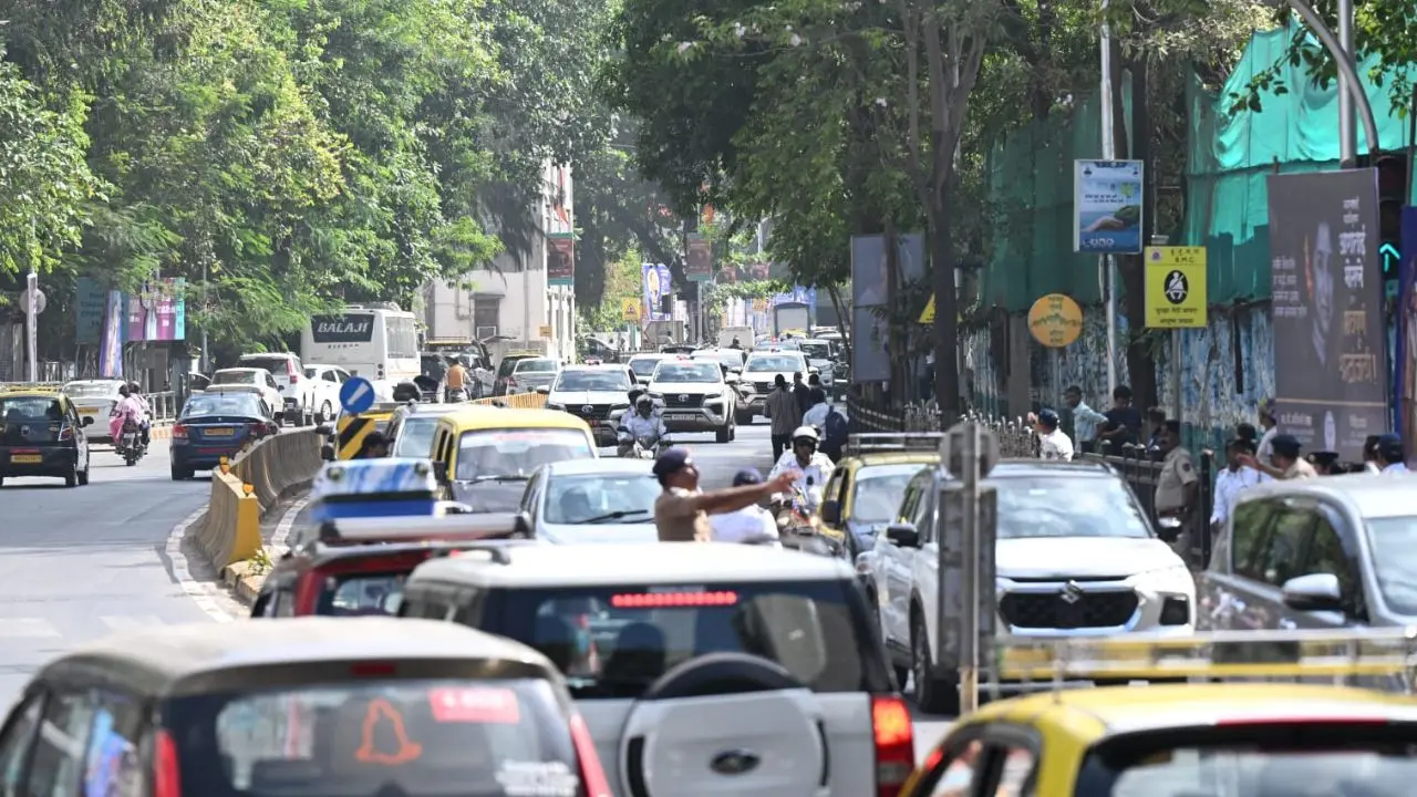 IN PHOTOS: Heavy police deployment outside crematorium for Asha Bhosle’s funeral