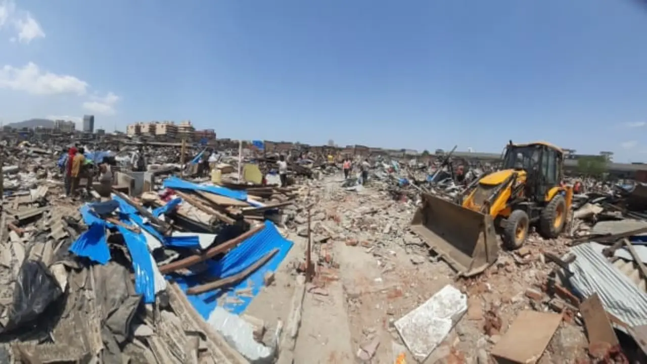 The operation was carried out under the supervision of District Collector Saurabh Katiyar, with strong police deployment led by Deputy Commissioner of Police Sameer Sheikh to maintain law and order and ensure the eviction remained peaceful