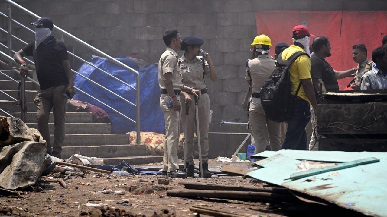 The Mumbai Fire Brigade declared it a Level I (minor) fire at approximately 11:03 am, indicating that the situation was under control but required immediate response
