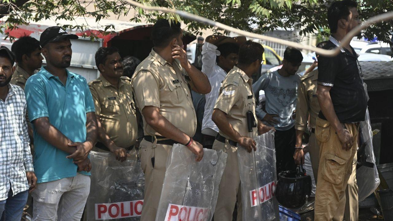 The blaze was extinguished at 1 pm.