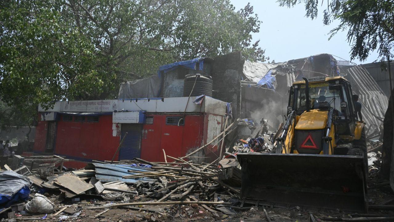 Multiple agencies were mobilised to handle the situation, including the officials from Brihanmumbai Municipal Corporation, Mumbai Fire Brigade, local police, BEST authorities, 108 ambulance services and ward staff