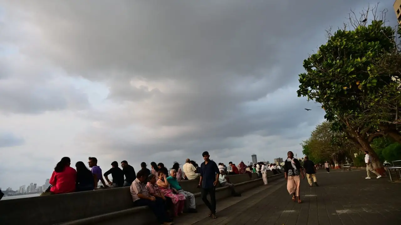 IN PHOTOS: Dark clouds loom over Marine Drive as stormy skies grip Mumbai 