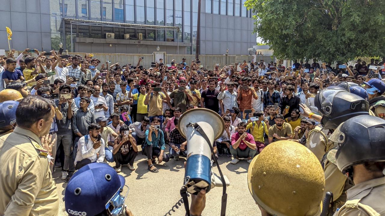 <p>Several workers shared their grievances, highlighting the growing gap between wages and living expenses. A protester told the IANS that despite working for five years in the same company, his monthly salary remains around Rs 12,000. “When we ask for a raise, we are threatened and told to leave the job,” he claimed</p> <p>Several workers shared their grievances, highlighting the growing gap between wages and living expenses. A protester told the IANS that despite working for five years in the same company, his monthly salary remains around Rs 12,000. “When we ask for a raise, we are threatened and told to leave the job,” he claimed</p>