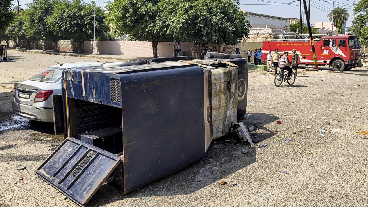 <p>Police forces were deployed in large numbers to manage the situation and prevent further escalation. Authorities are working to restore normal traffic flow and ensure the safety of commuters and nearby industrial units</p> <p>Police forces were deployed in large numbers to manage the situation and prevent further escalation. Authorities are working to restore normal traffic flow and ensure the safety of commuters and nearby industrial units</p>