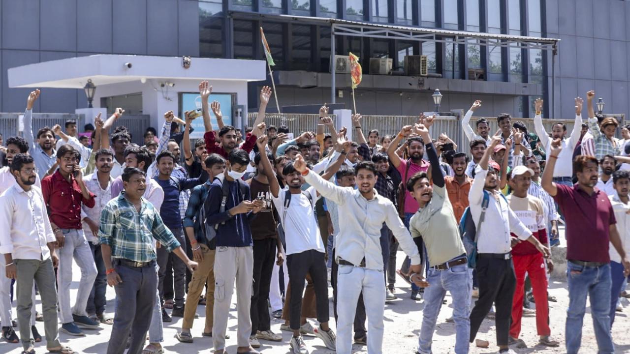 <p>Thousands of workers from private factories had been staging a sit-in protest for three days, demanding better wages and improved working conditions. On Monday, large groups moved onto roads across several industrial sectors, leading to widespread disruption</p> <p>Thousands of workers from private factories had been staging a sit-in protest for three days, demanding better wages and improved working conditions. On Monday, large groups moved onto roads across several industrial sectors, leading to widespread disruption</p>