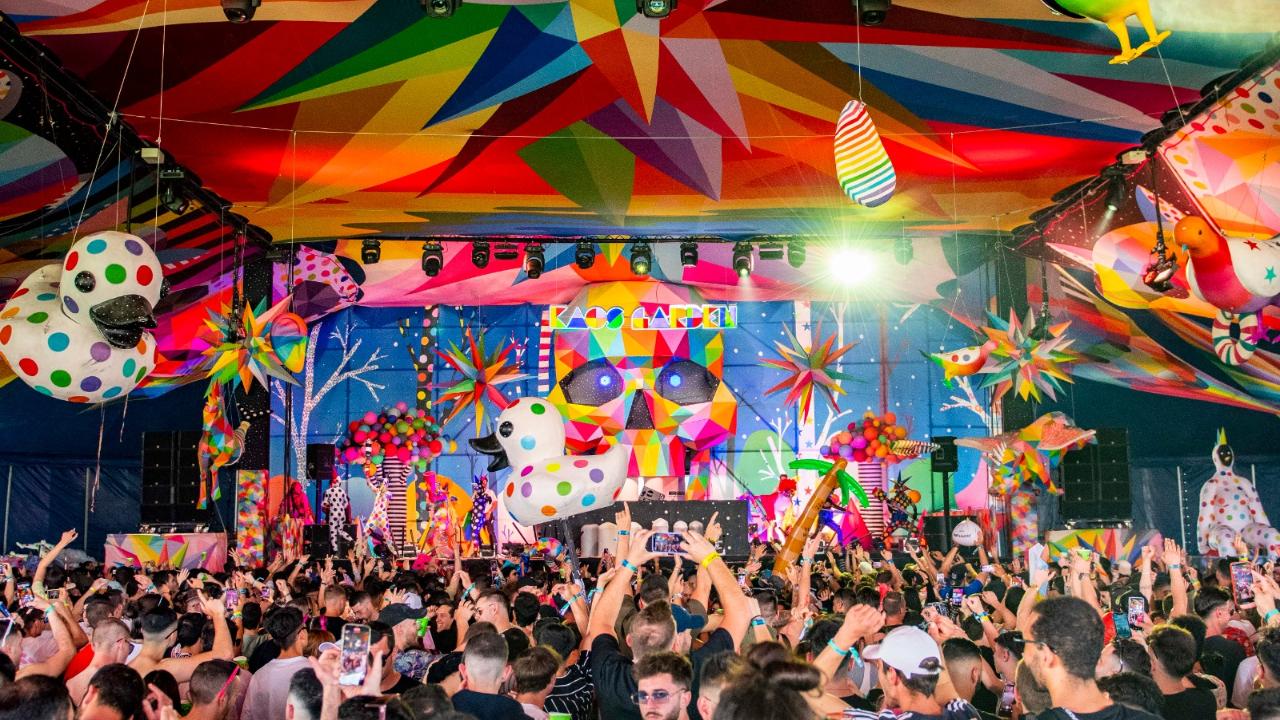 Where the dancefloor becomes the stageAt elrow, there&rsquo;s no such thing as a passive audience. Ditching the idea of traditional "backup dancers", the festival brings in over 100 trained performers from stilt walkers and acrobats to eccentric, costumed characters who move freely through the crowd.&nbsp;
The result? A fully immersive &ldquo;anti-stage&rdquo; experience where the fourth wall disappears, and you could find yourself pulled into a surreal skit or sharing a spontaneous moment with a performer mid-set. At elrow, you&rsquo;re not just attending the show you&rsquo;re part of it