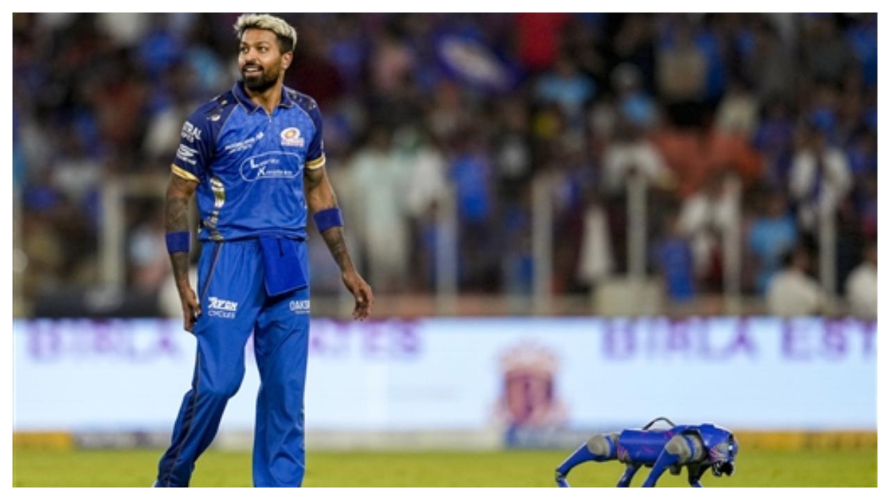 Jasprit Bumrah and Hardik Pandya opened the bowling for the hosts. Pandya was particularly expensive, conceding 38 runs in his 2 overs. MI got their 2 wickets when spin was introduced into the attack. (Pic: PTI)