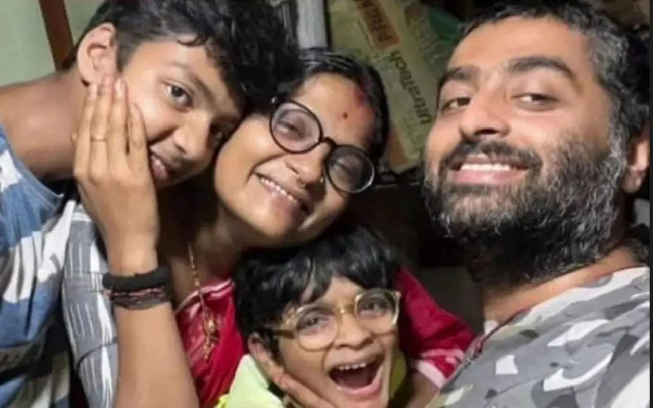 Arijit along with his wife and sons, Ali and Jul, pose for a cute and playful selfie.