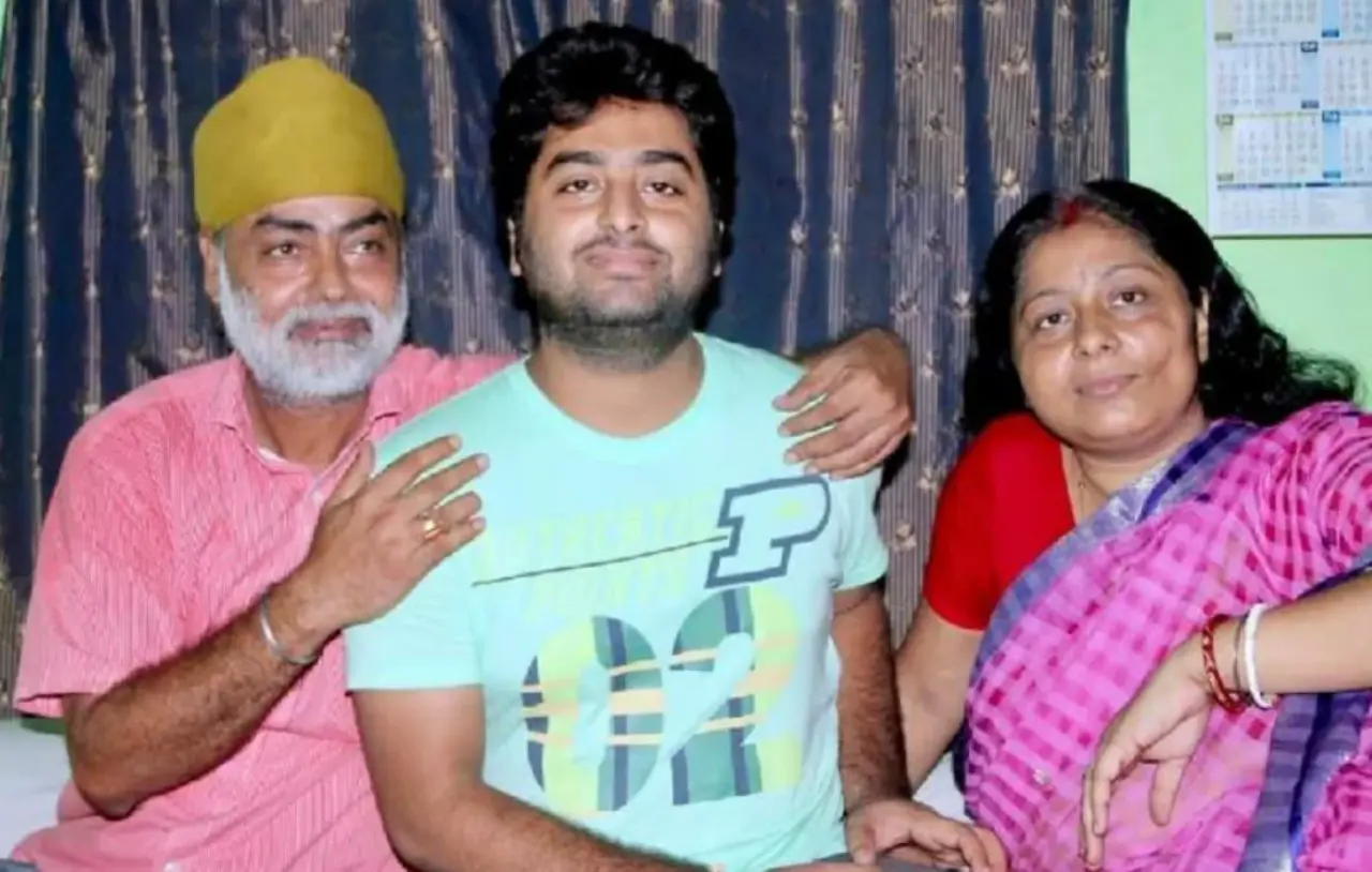 Young Arijit Singh poses with his proud parents in this humble picture.