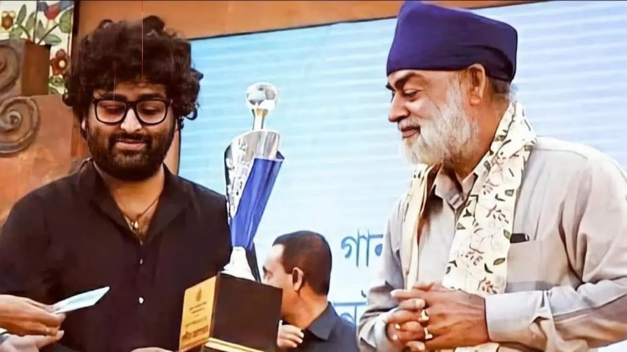 Arijit is seen sharing a sweet and candid moment with his father after seemingly winning an award.