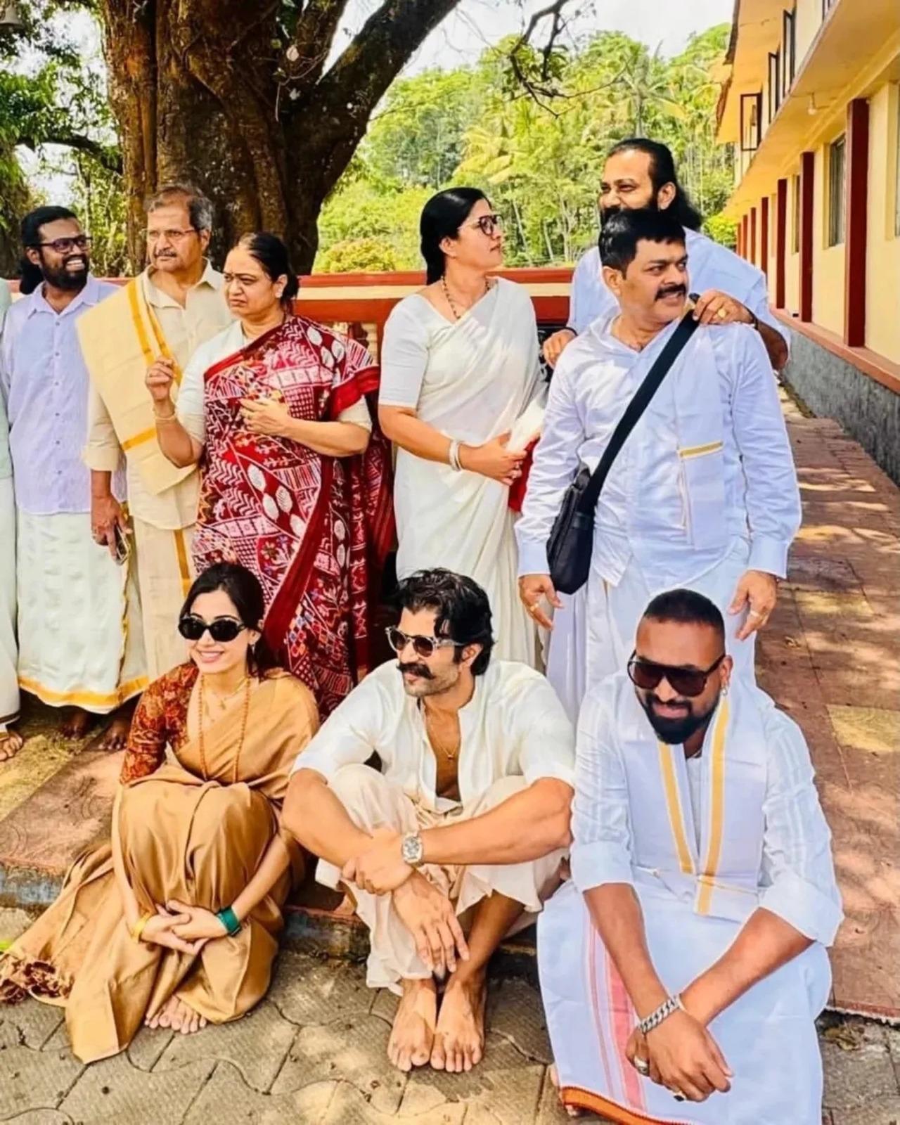 <p>The family can be seen gearing up to pose for a picture in the temple premises after seeking blessings. </p> <p>The family can be seen gearing up to pose for a picture in the temple premises after seeking blessings. </p>