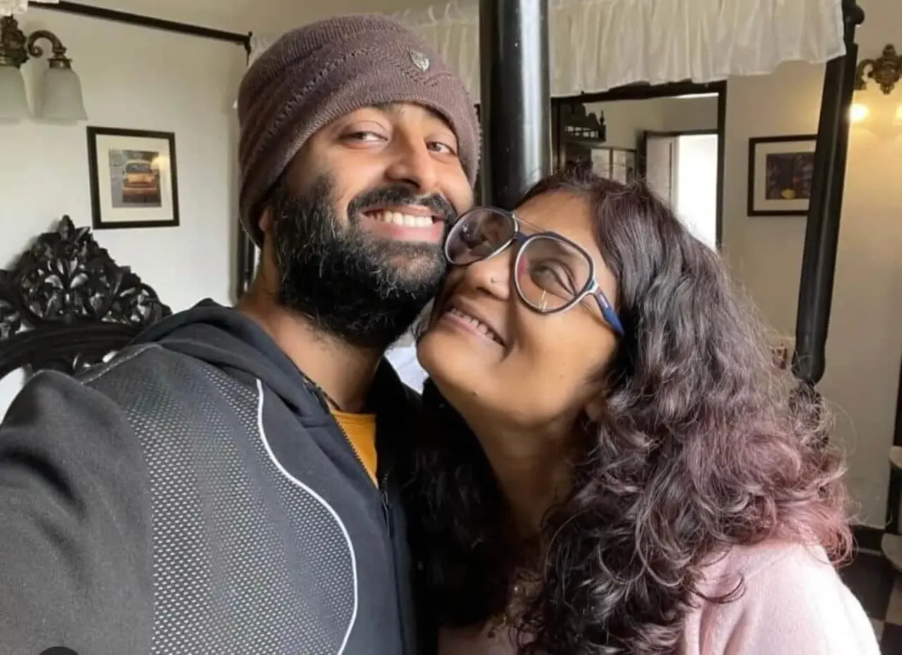 Arijit and Koel pose for a mushy selfie, where she adorably looks at him while he smiles, looking at the camera.