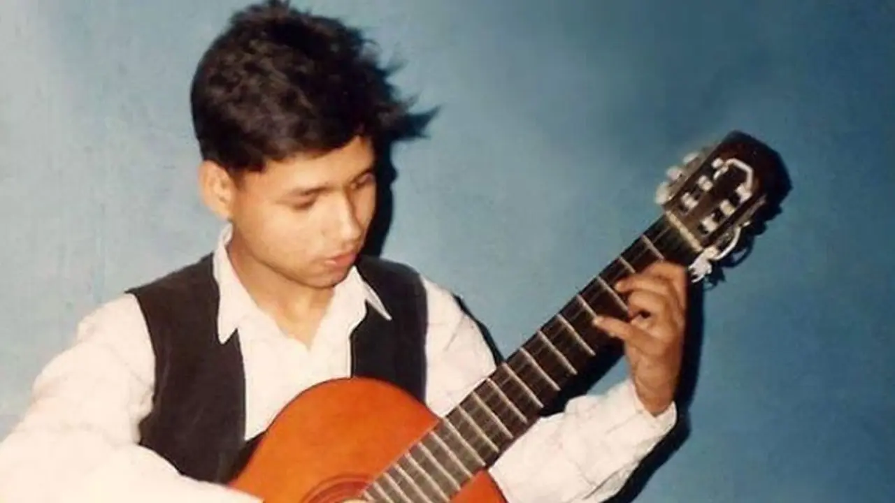 Kailash Kher shares a throwback pic from a guitar jam session