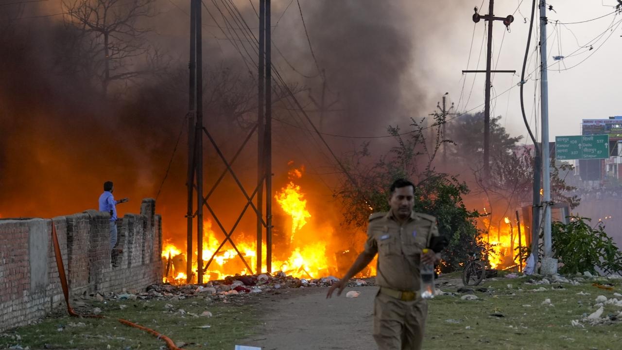Fire tenders were rushed to the scene soon after the incident was reported. Teams from the police, fire department, SDRF and NDRF carried out rescue and relief operations, which continued late into the night