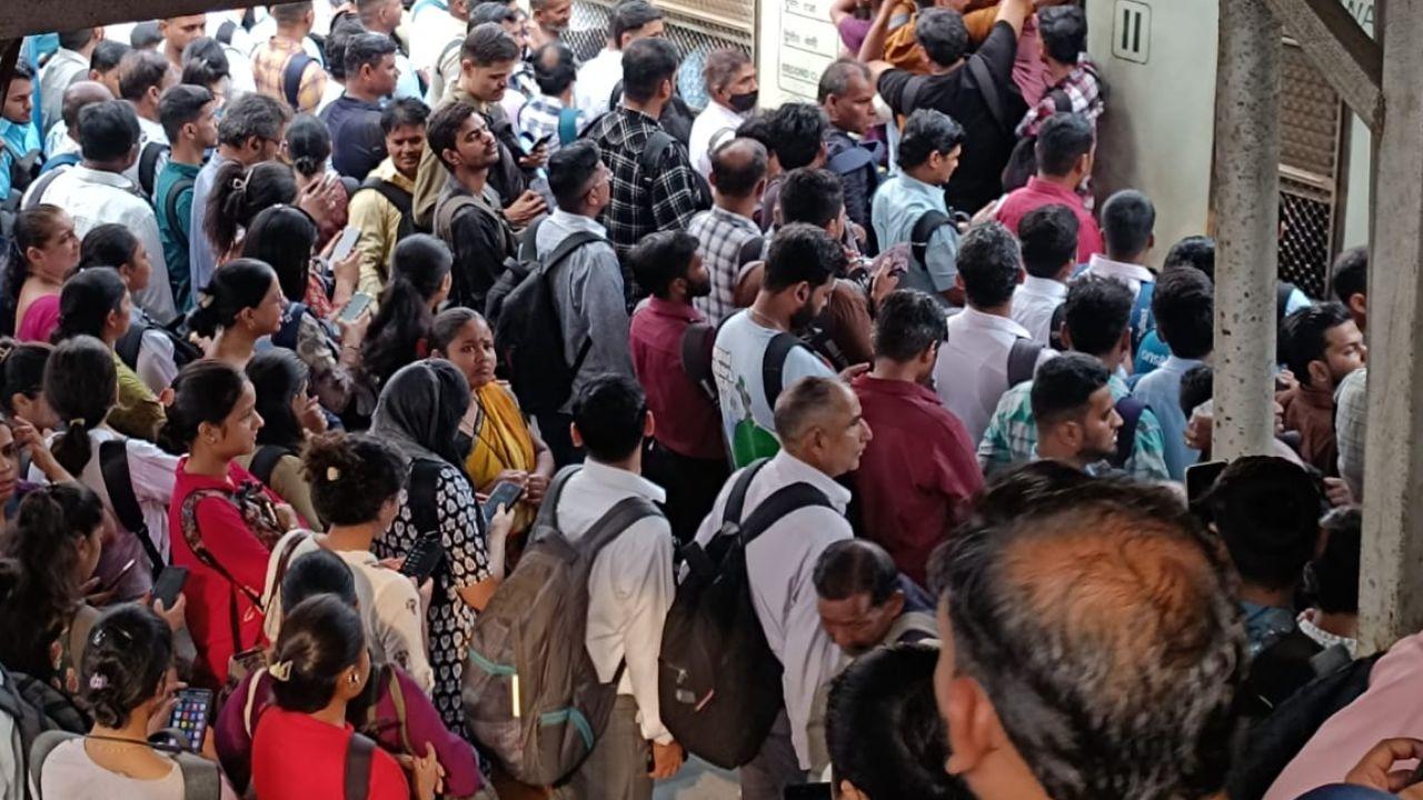 Massive overcrowding at Dombivali station amid disrupted train services on Tuesday. (Pic/Special arrangement)