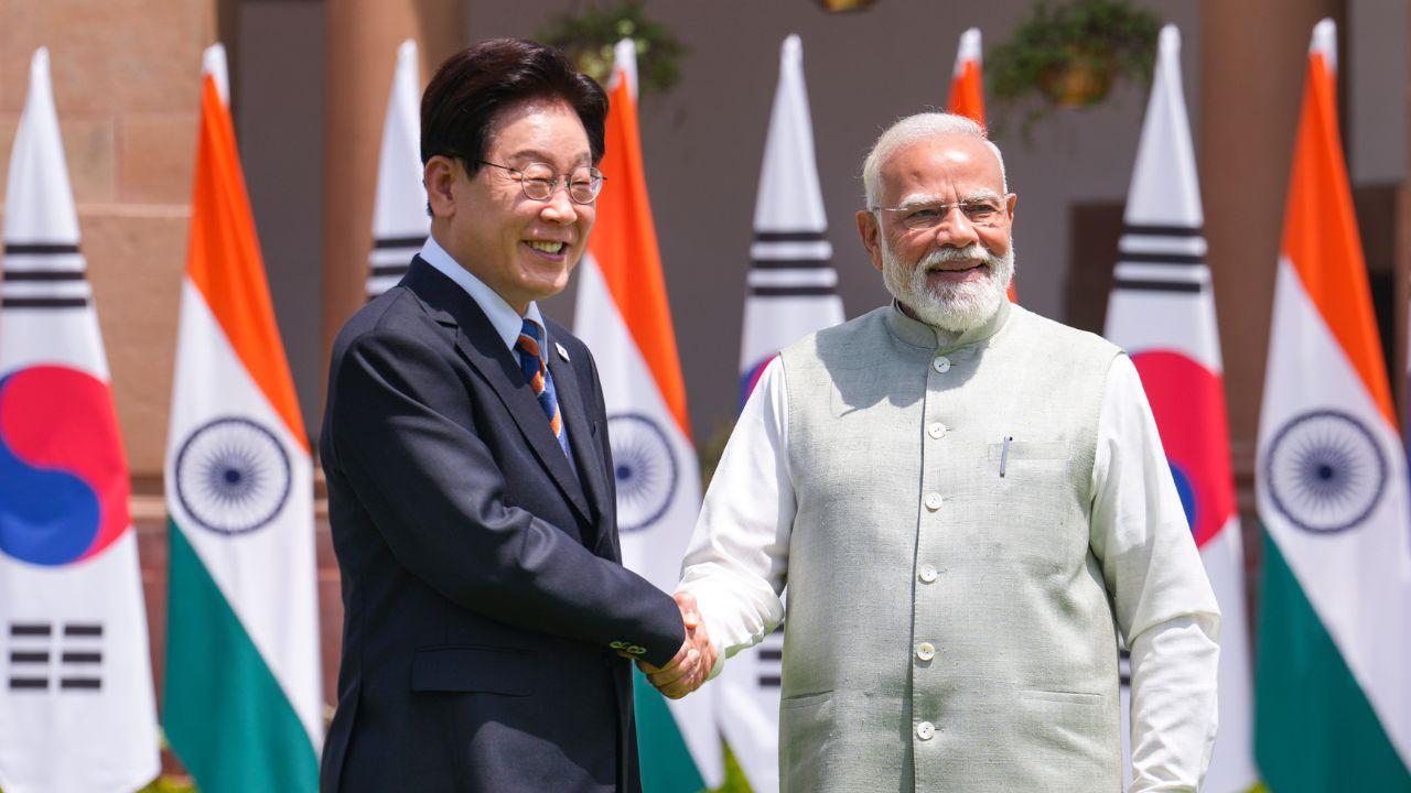 President of South Korea arrives in India; to hold bilateral talks with PM Modi
