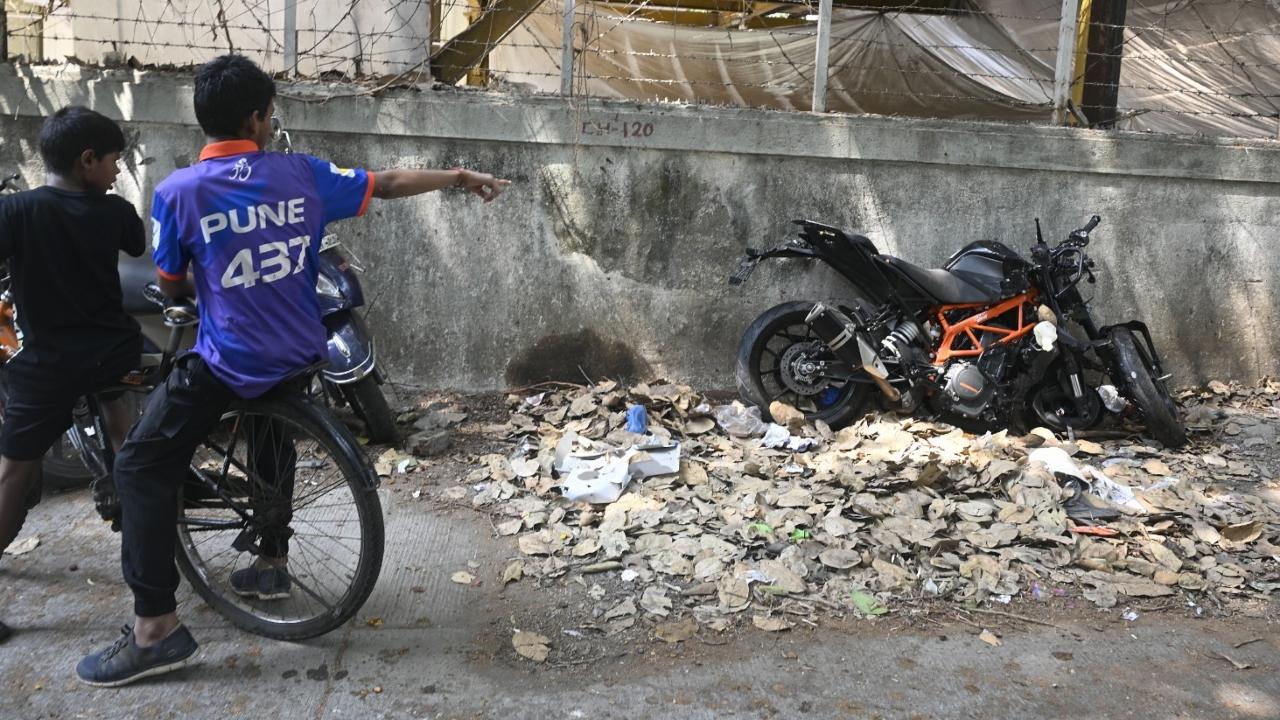 The police said that it is suspected that the biker may have been unable to control the speed, causing him to ram into the pedestrian