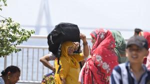IN PHOTOS: Scorching afternoon heat forces people in Mumbai to take cover