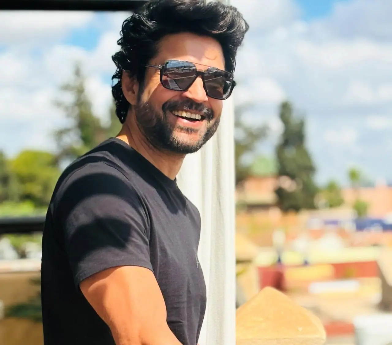 Deal Ya No Deal aired in 2005 on Sony Entertainment Television as the Indian adaptation of the international format Deal or No Deal. Rajeev Khandelwal stepped in as the host of the show.