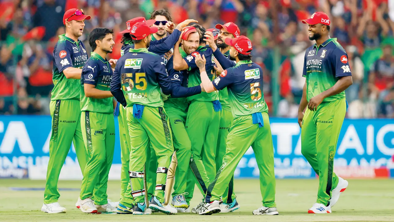 RCB players celebrate the wicket of Delhi Capitals’s Karun Nair at the M Chinnaswamy Stadium in Bengaluru last week. Pics/IPL