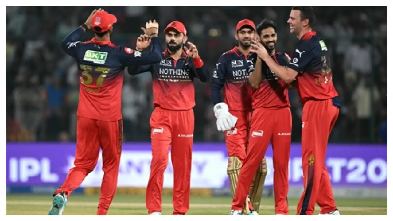 Royal Challengers Bengaluru team celebrating a wicket (Pic: AFP)