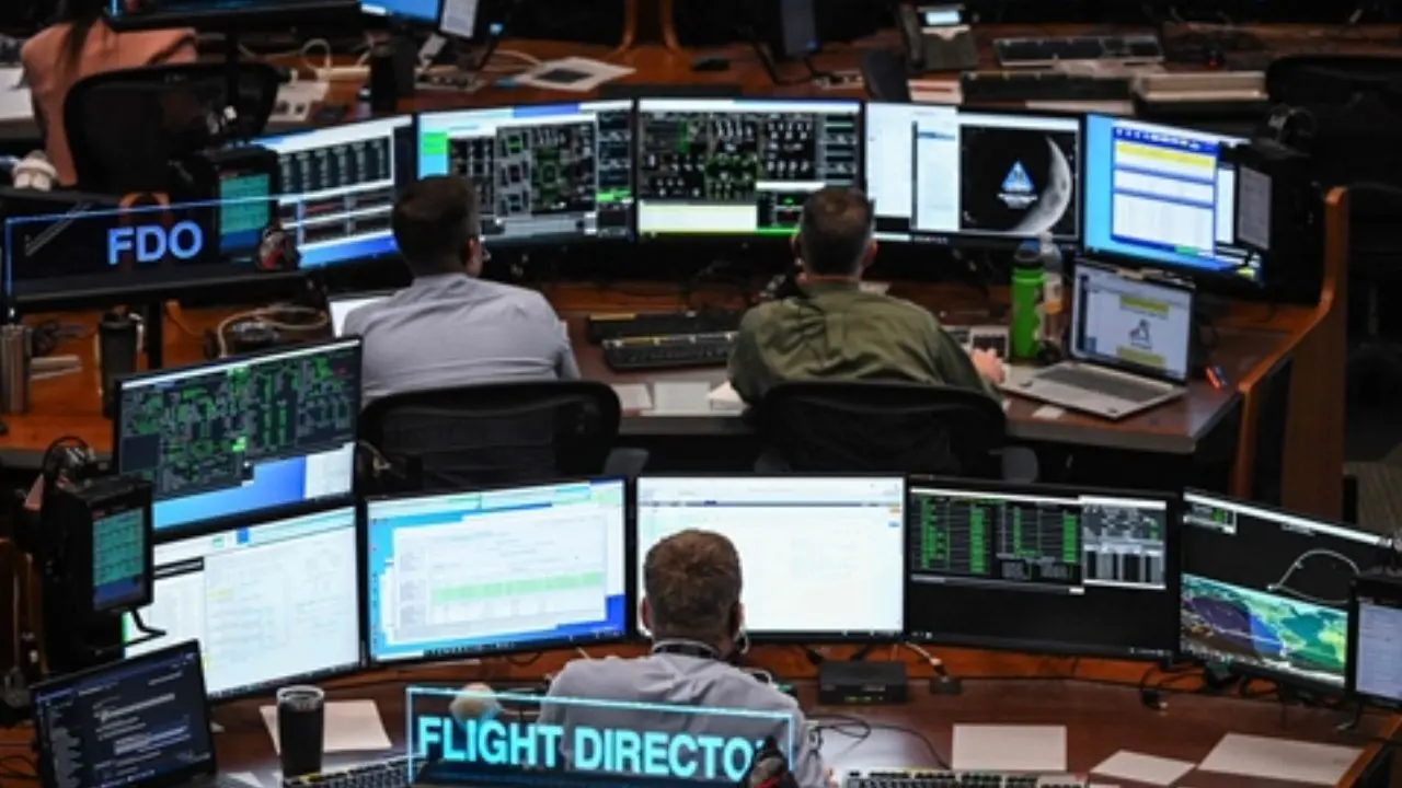 Astronautas de Artemis II a más de la mitad de su camino a la luna, los baños espaciales fallan