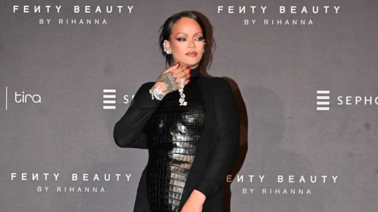 Watch! Rihanna handles jewellery malfunction like a pro in Mumbai