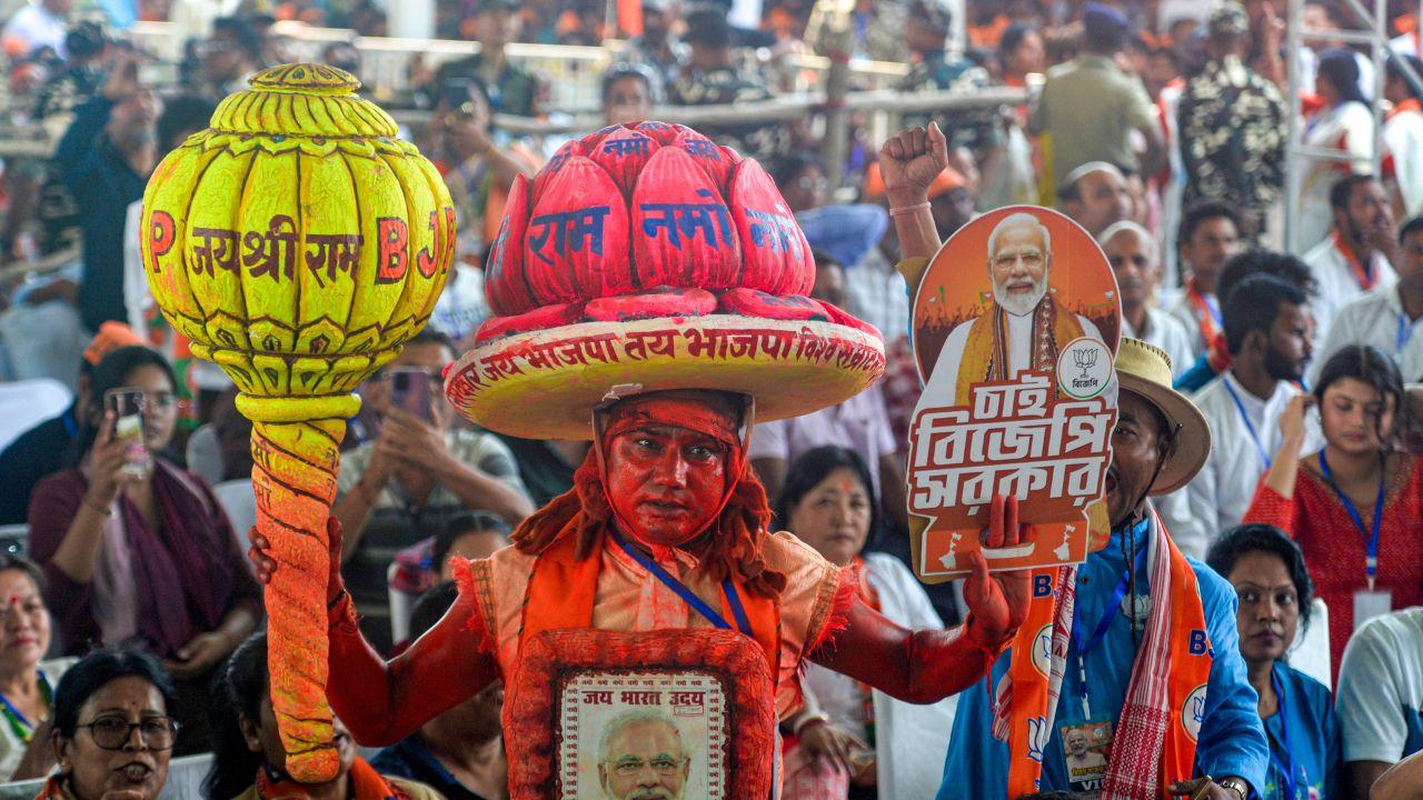 &nbsp;Prime Minister Narendra Modi on Sunday alleged that the "tukde-tukde" gang had threatened to snap the strategic Siliguri Corridor to cut off the Northeast from the rest of the country, and the TMC gave them support from the streets to the Parliament because of its "appeasement politics"