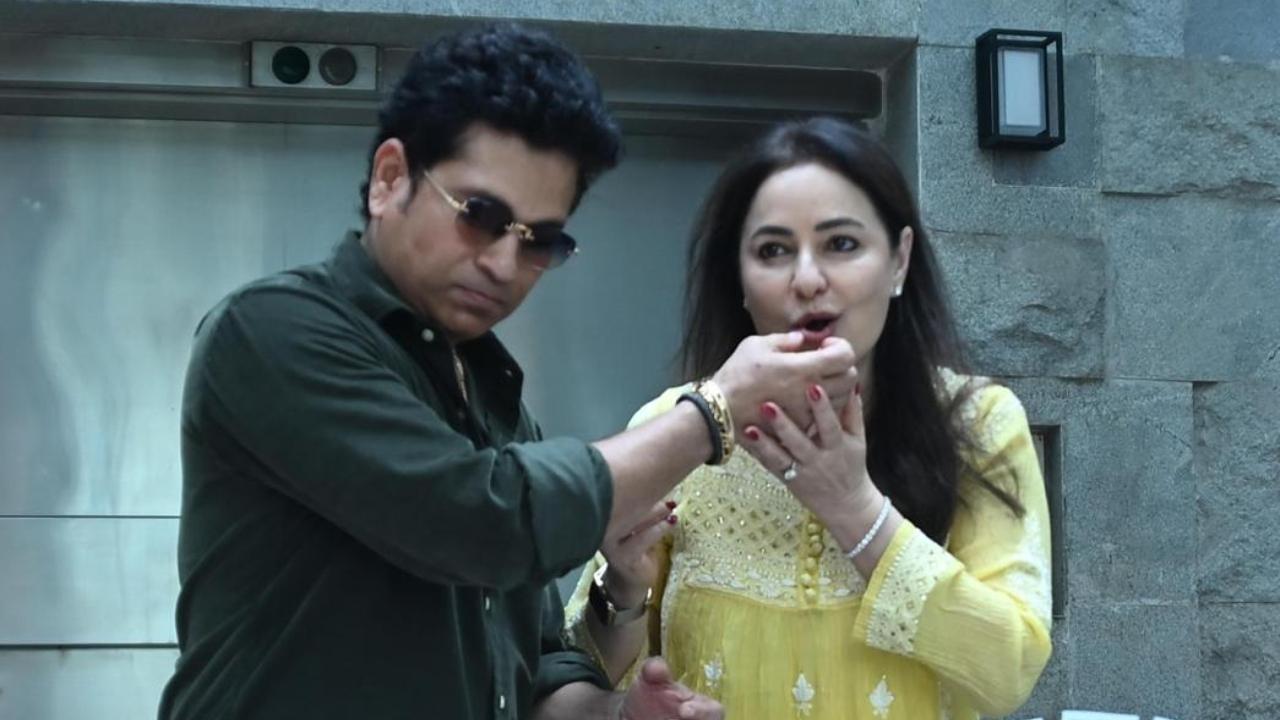 Later, the couple was seen sharing an adorable moment where Sachin offered the first piece of cake to his wife