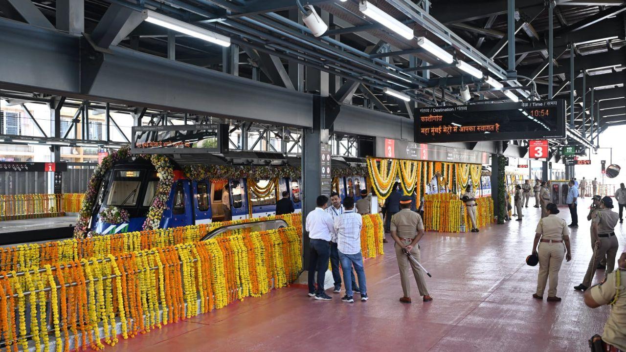 Metro Line 9 is integrated with the city’s existing network, linking to Metro Line 7 (Dahisar East–Andheri East) and Line 7A (Andheri East–Chhatrapati Shivaji Maharaj International Airport). It also provides interchange connectivity at Dahisar (East), a key junction with Metro Line 2A