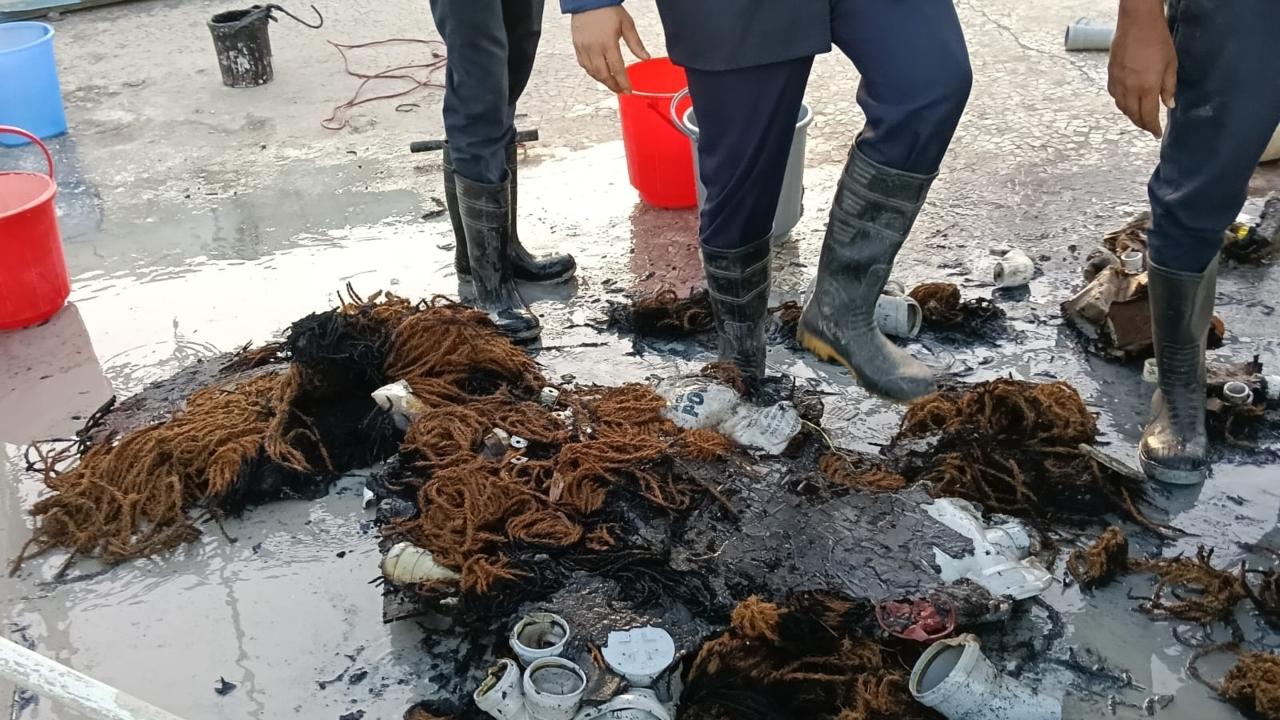 The fire was reported at around 6:10 pm and was completely extinguished by approximately 6:35 pm. Due to the quick response by emergency services, the situation was brought under control within a short time