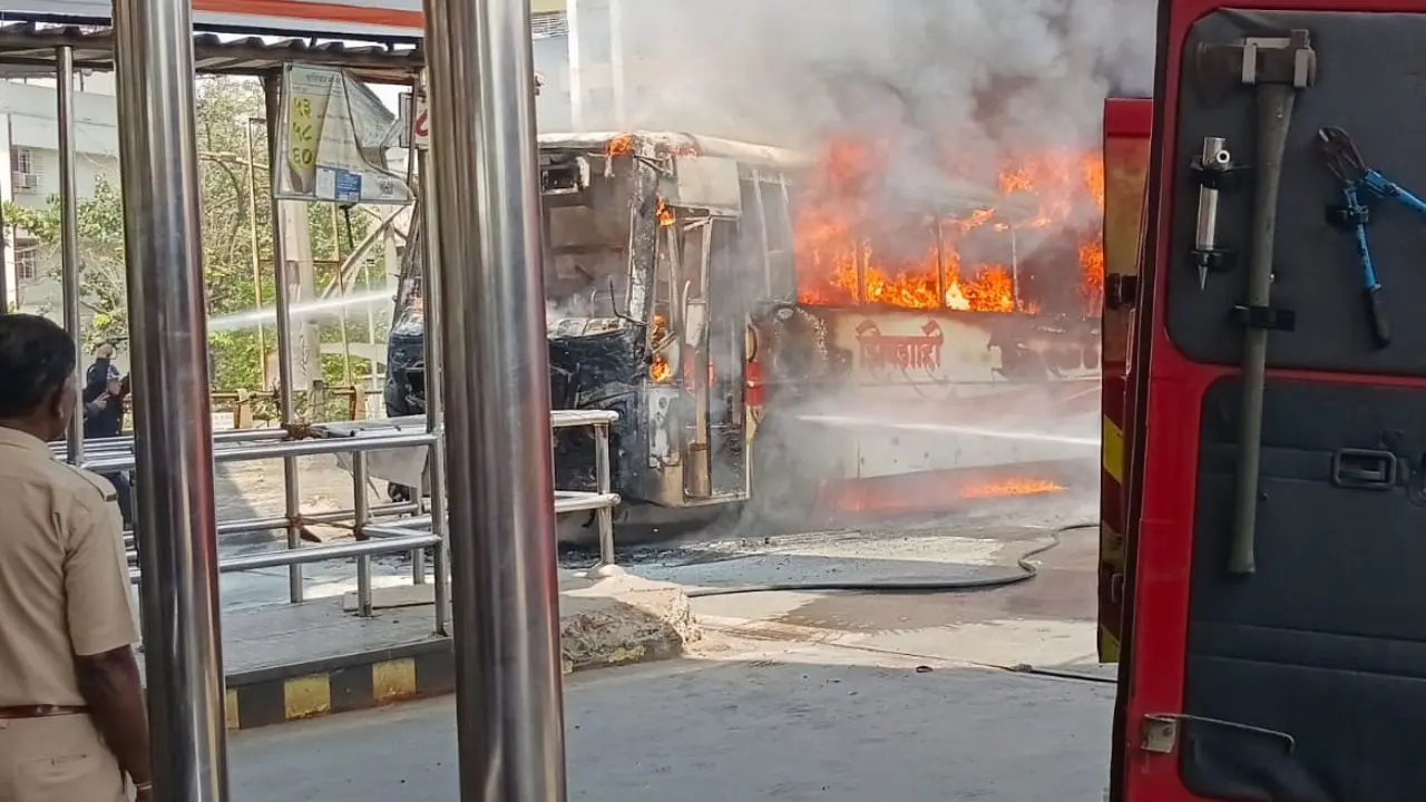 As soon as smoke was noticed, all passengers and the driver quickly disembarked from the vehicle, ensuring that no casualties or injuries were reported