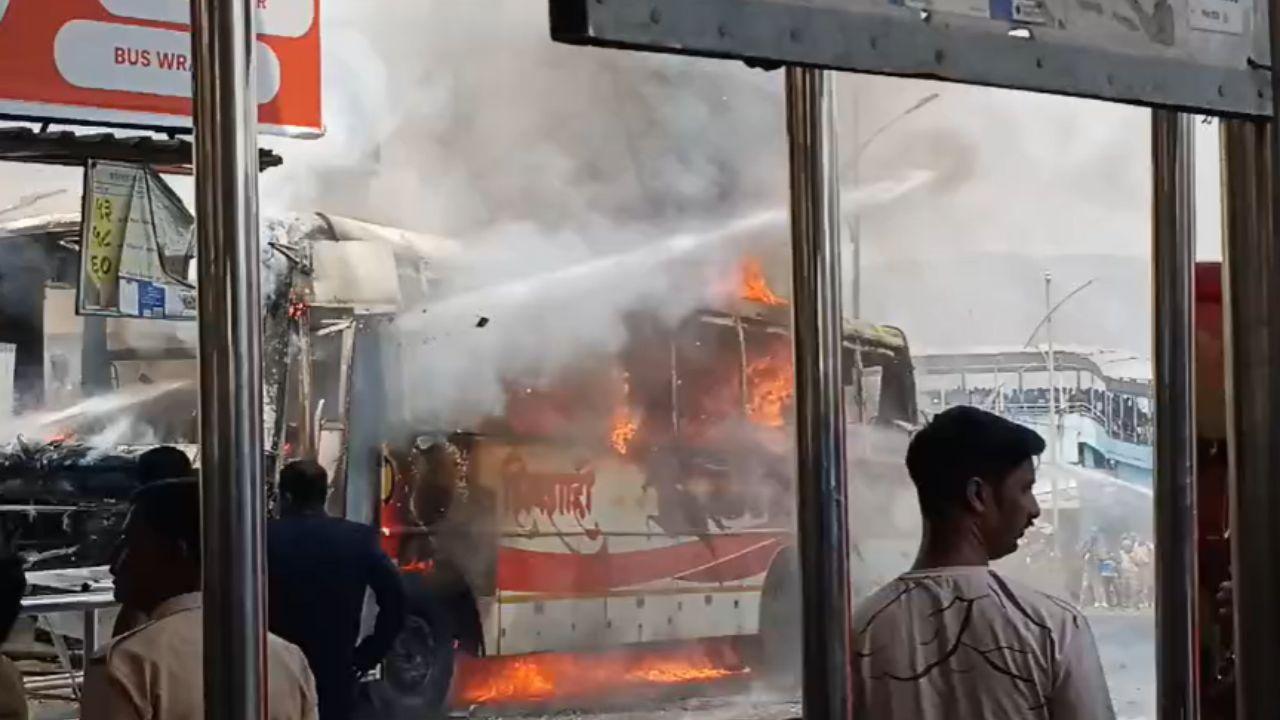 Prompt action by the driver, identified as Santosh Kisan Gawli, and conductor Milind Sonawane ensured that all passengers were safely evacuated as soon as the fire was detected