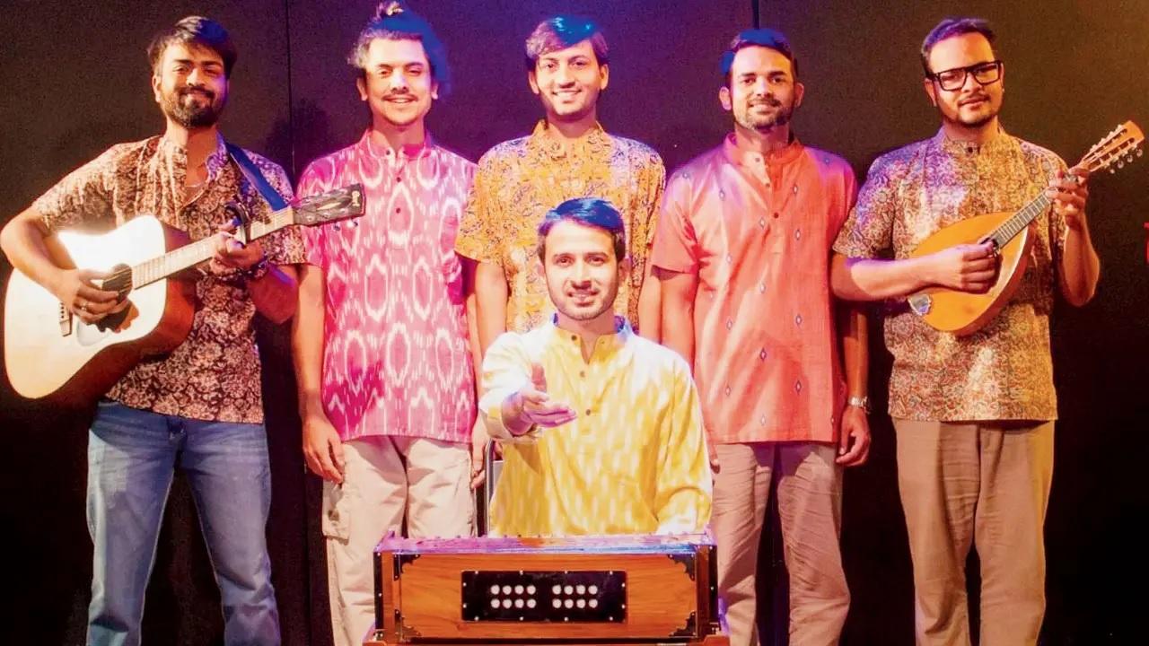 Bohot zor se mazaa!Bohot Zor Se Pyaar Laga is a hindi baithak-style musical that left Sheeba Chadda mind-blown! “Bawaal hai!”, she said. They sing of boyhood, migration, heartbreak, and that unshakable joy of first love in this musical comedy that revolves around Guddu, who leaves home with a broken heart and a suitcase full of songs. 
Where: Rangshila Theatre, AndheriWhen: April 16Price: Rs 499To book: bookmyshow.com
