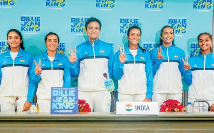 Team India with coach Vishal Uppal (centre) in New Delhi. Pic/PTI